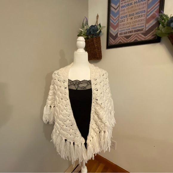 Accessories - Hand made shawl, white pre owned in good condition